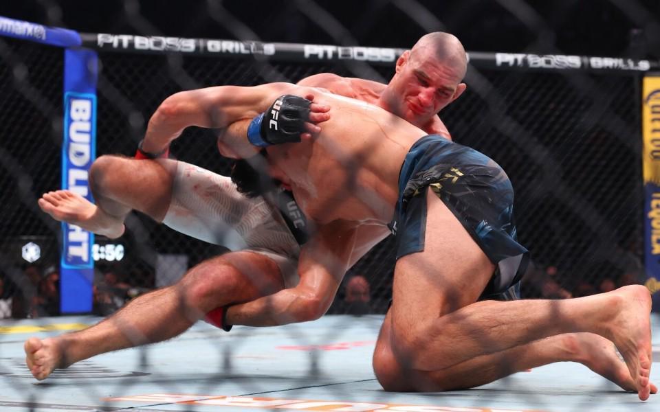星空体育下载-送车臣狼王生涯首败！UFC328中量级冠军战：斯特里克兰爆冷夺冠